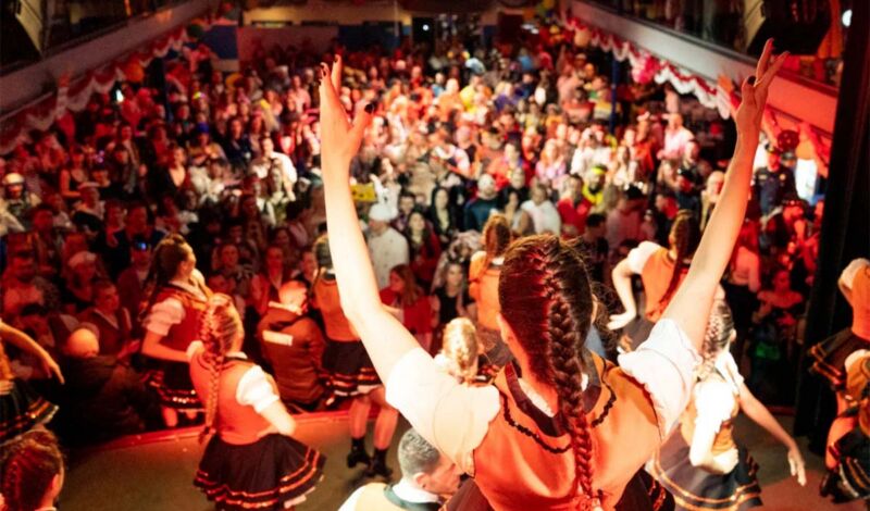 Karnevalsparty auf einem Schiff der Köln-Düsseldorfer.