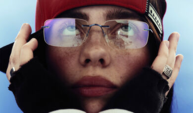 Die Sängerin Billie Eilish mit Baseballkappe und Brille.