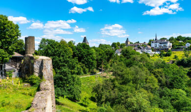 Blick von der Ruine der Burg Blankenberg zur Stadt Blankenberg