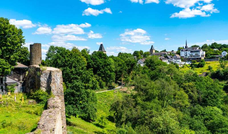 Blick von der Ruine der Burg Blankenberg zur Stadt Blankenberg