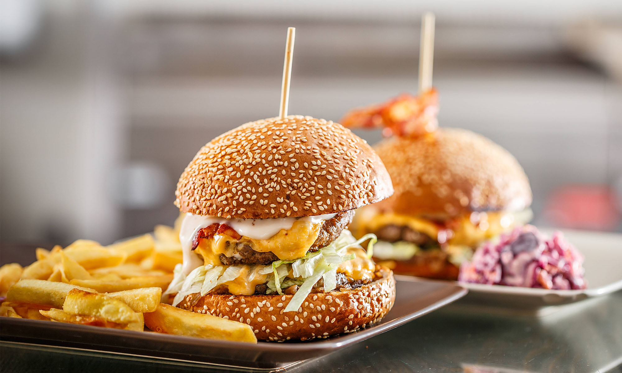 Hamburger im Sesambun mit Pommes Frites