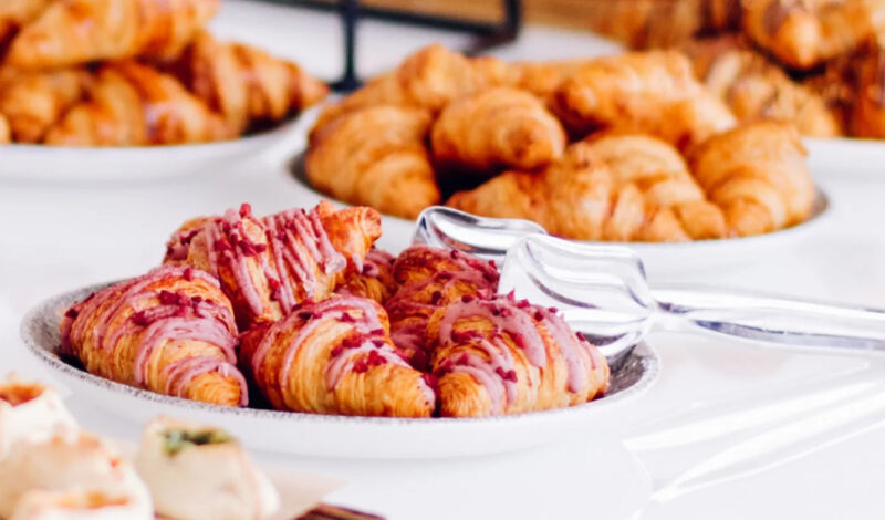 Verschiedene Croissants auf einem Tisch mit weißer Tischdecke