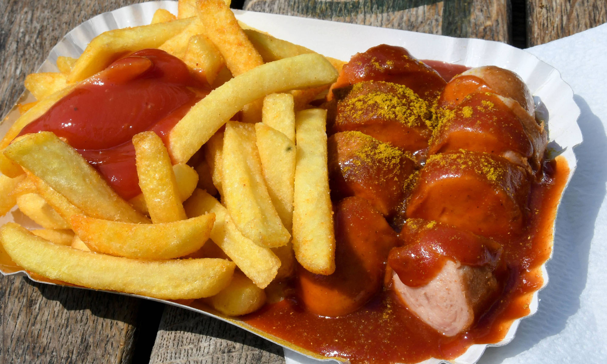 Currywurst mit Pommes Frites in einer Schale