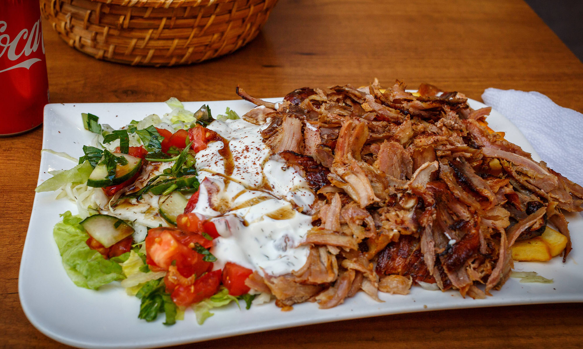 Dönerfleisch mit Salat und Cacık als Beilage