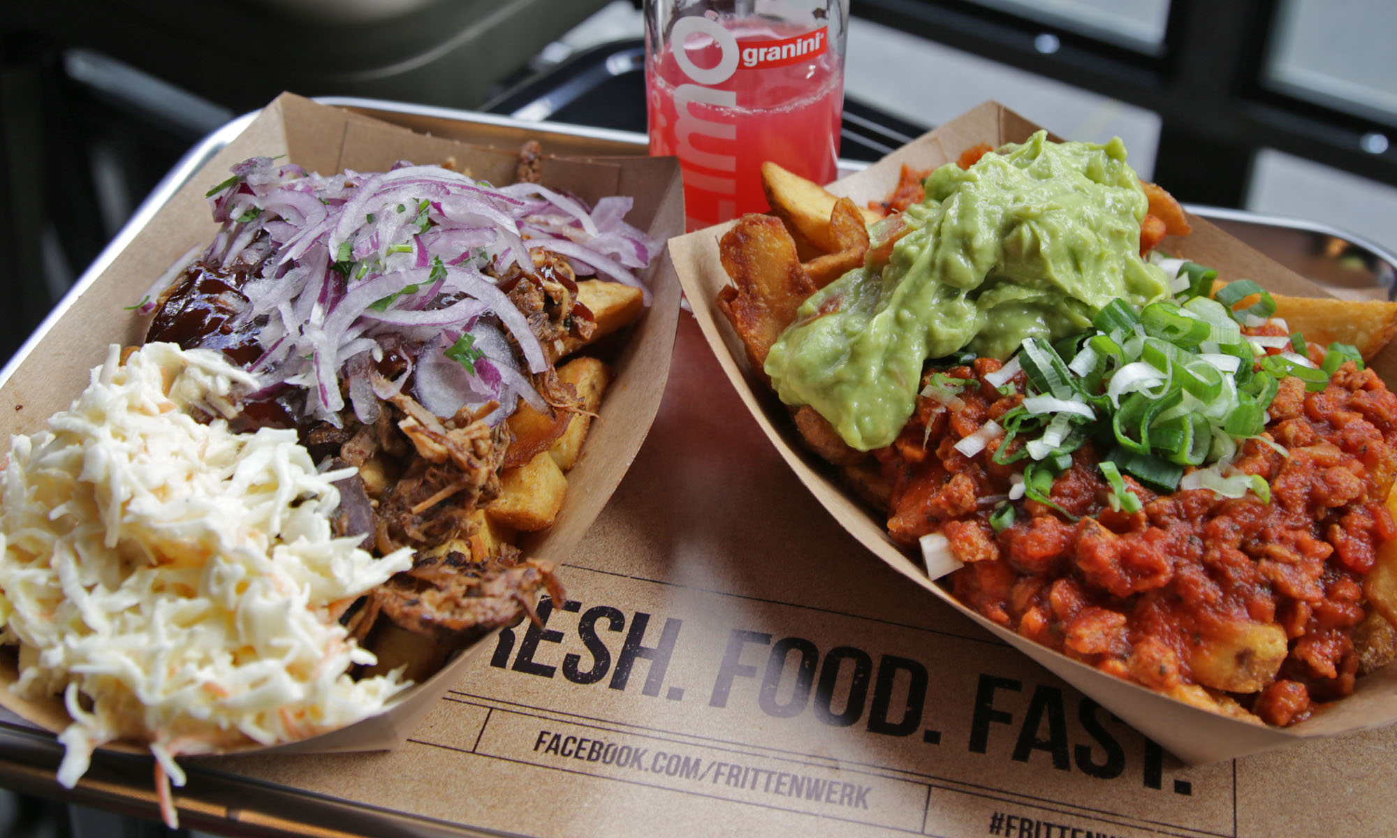Pommes Frites mit verschiedenen Toppings, auch als kanadische Poutine bezeichnet