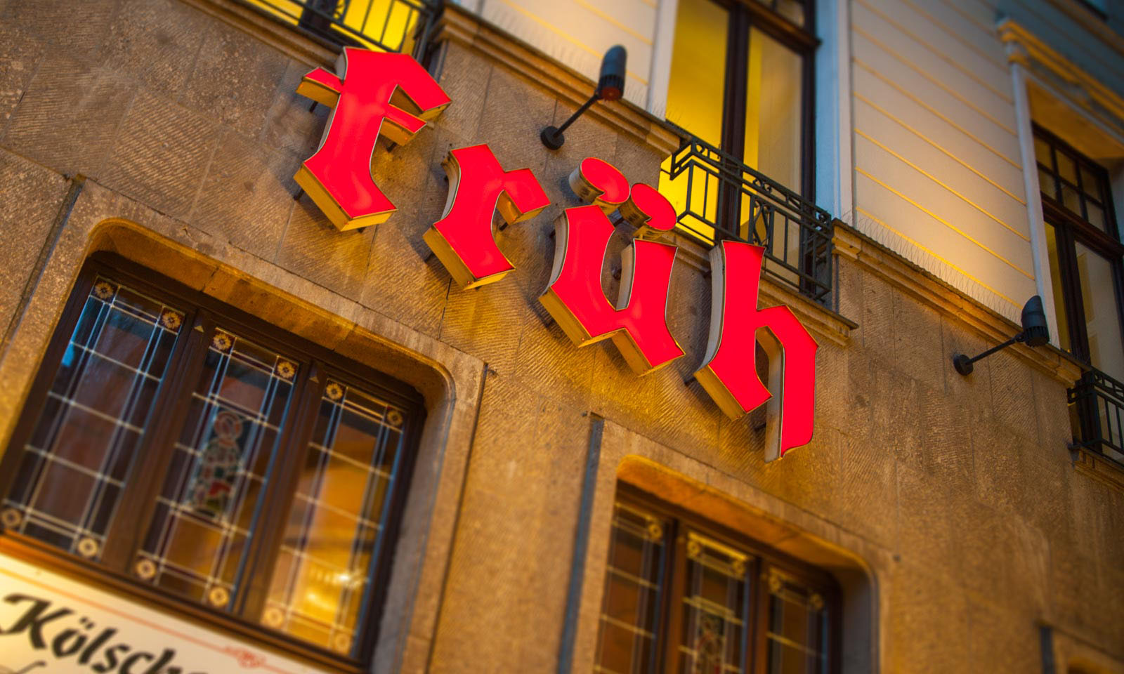 Die Front des Brauhauses Früh am Dom in Abendstimmung