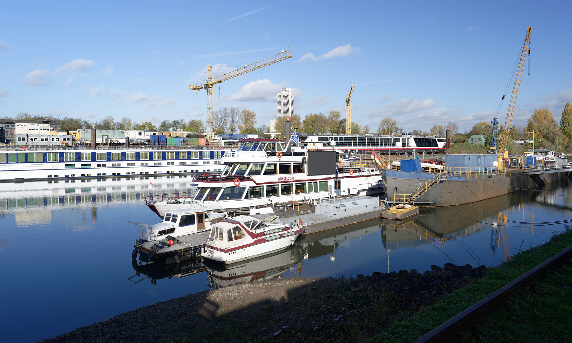 Schiffe liegen im Kölner Hafen in Mülheim.