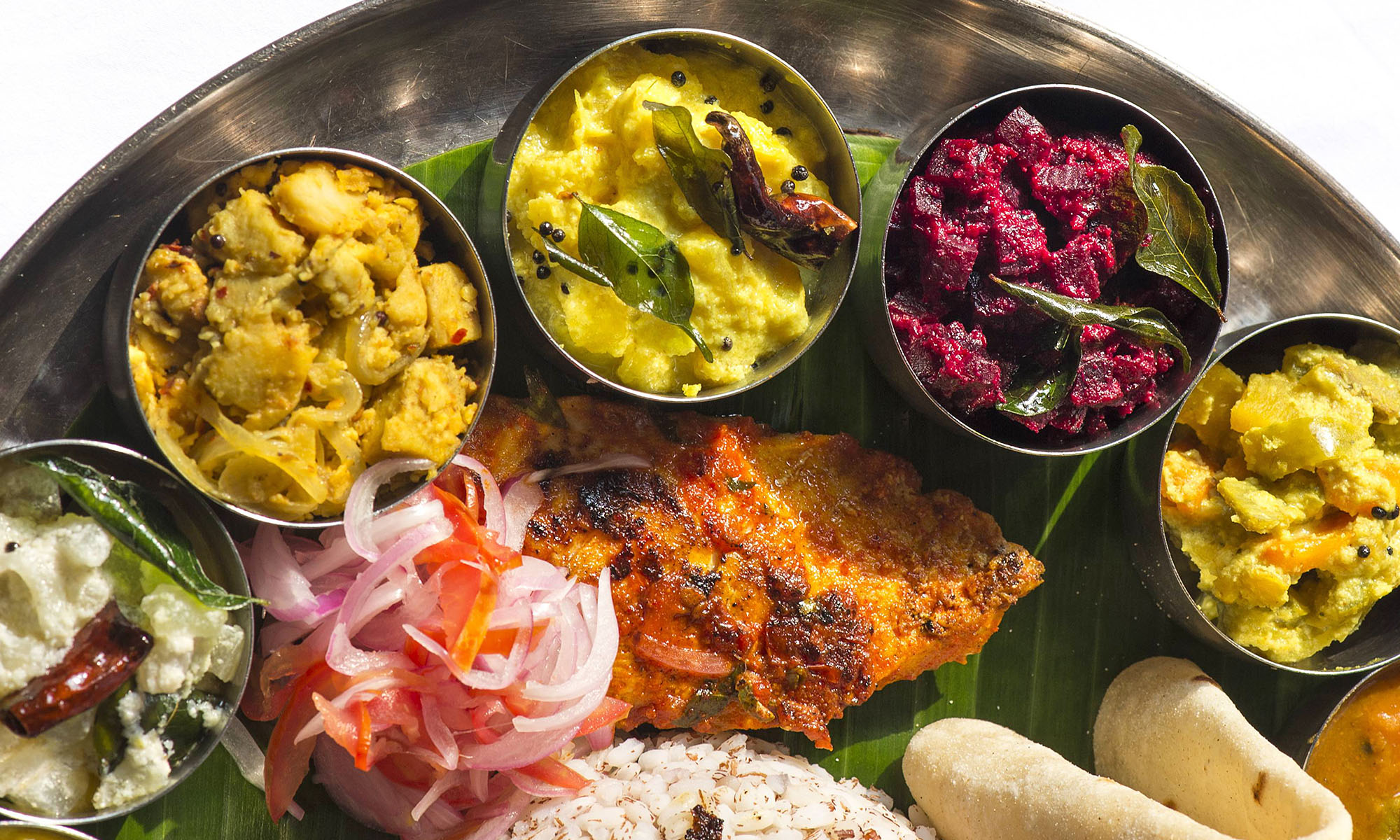 Thali, ein indisches Gericht, das aus mehreren Schälchen verschiedener Speisen besteht.