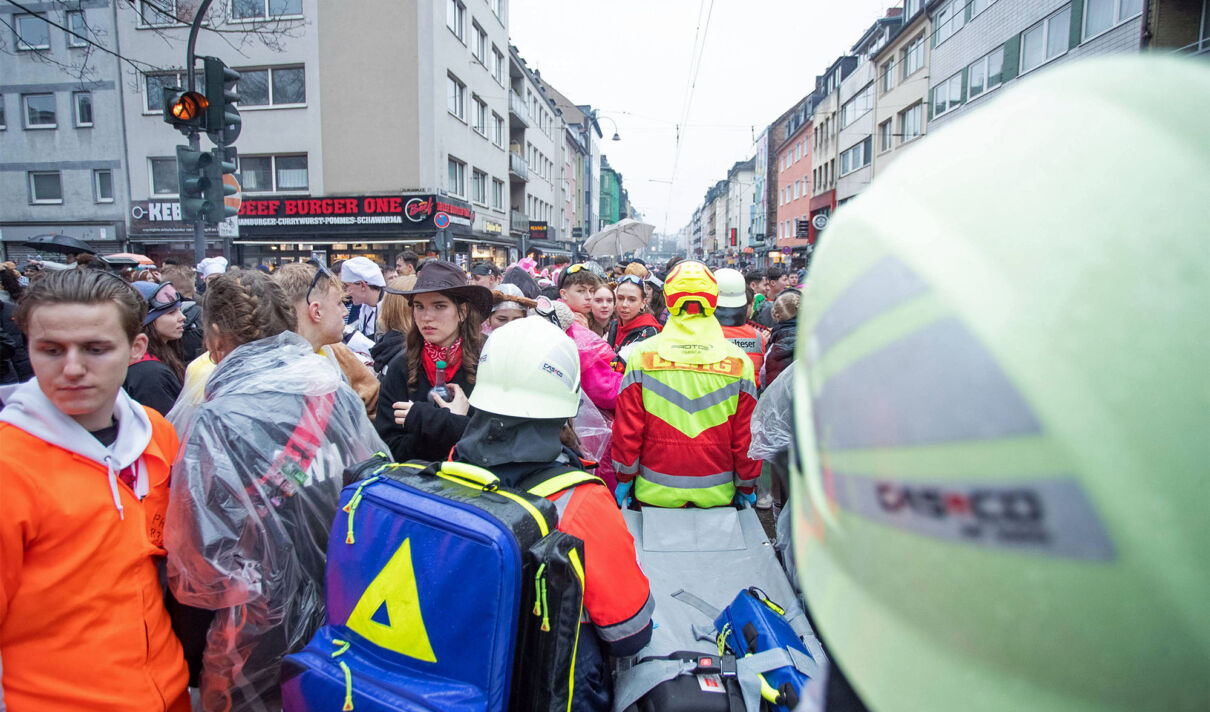 Rettungsdienst ist zwischen Karnevalisten am 11.11. auf der Zülpicher Straße unterwegs.