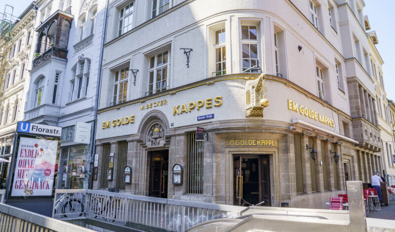 Das Traditionsbrauhaus "Em golde Kappes" an der Neusser Straße in Köln-Nippes