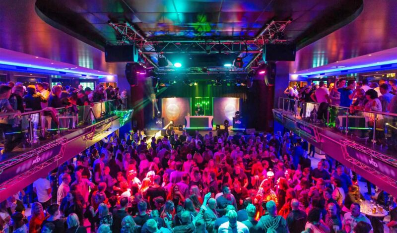 Eine Party an Bord eines Schiffes des Köln-Düsseldorfer KD