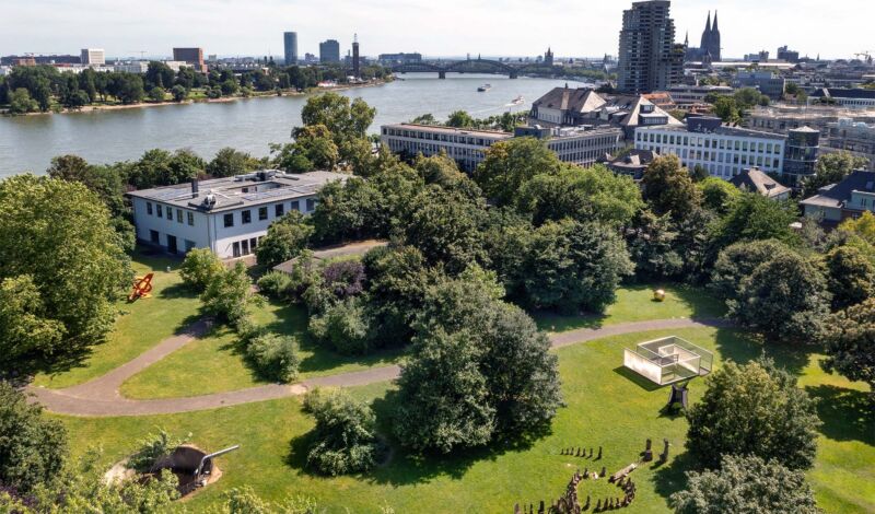 Blick auf den Skulpturenpark an der Zoobrücke mit dem Panorama Kölns und dem Rhein im Hintergrund