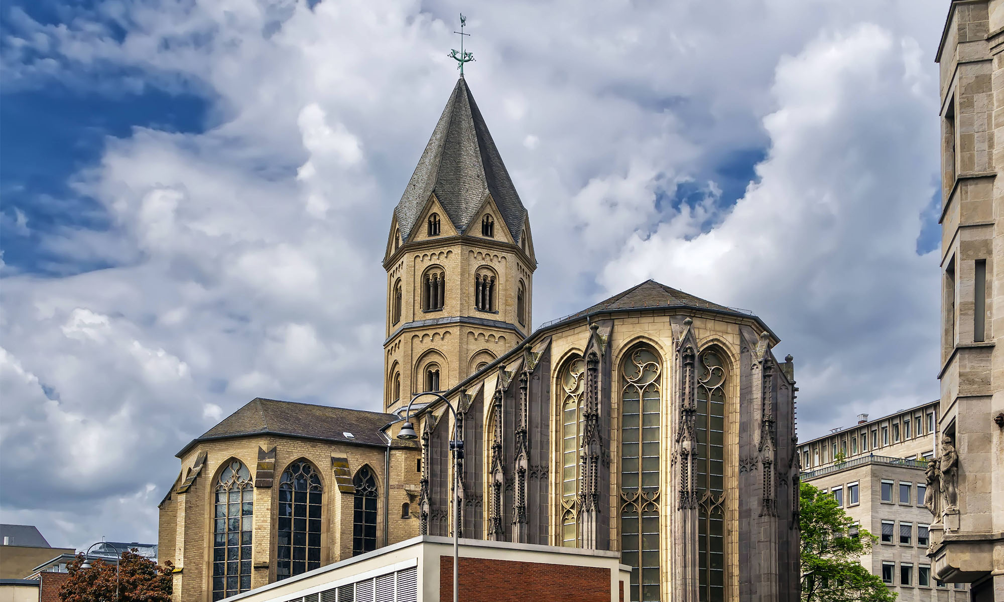 Außenansicht der romanischen Kirche St. Andreas