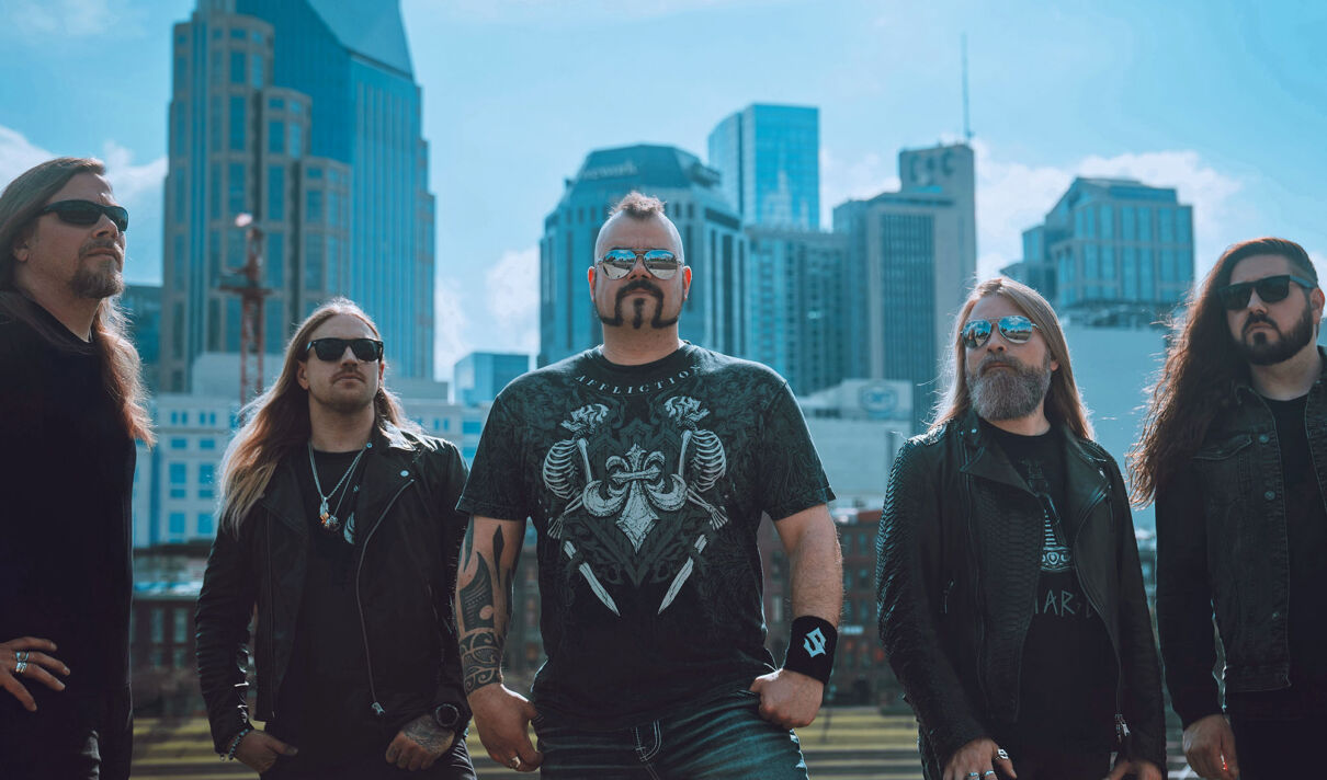 Die Musiker der schwedischen Heavy-Metal-Band Sabaton vor einer Hochhaussilhouette