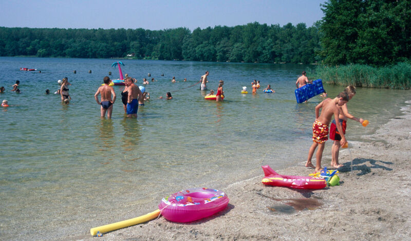 Badegäste im Sommer am Liblarer See