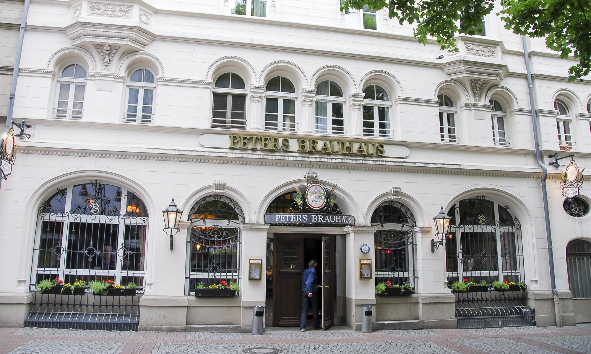 Aussenansicht des Brauhaus Peters in der Kölner Altstadt