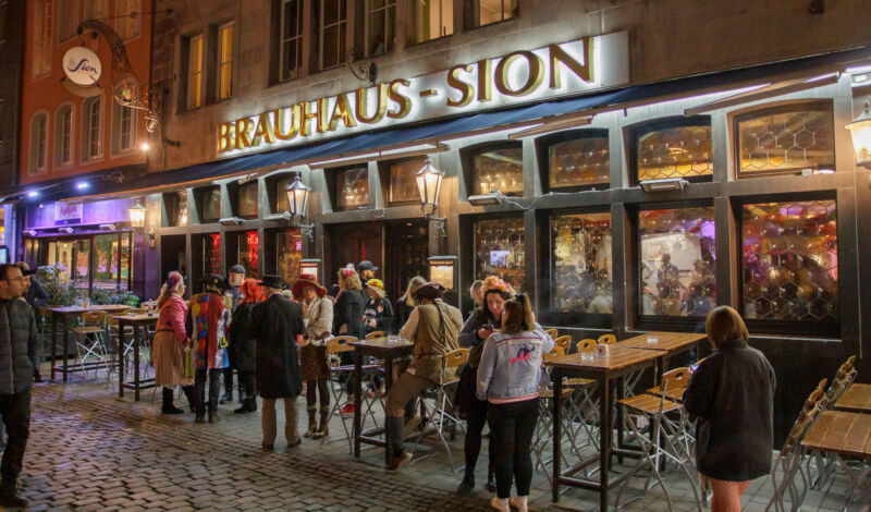 Aussenansicht des Brauhauses Sion in der Kölner Altstadt während eines Abends im Karneval