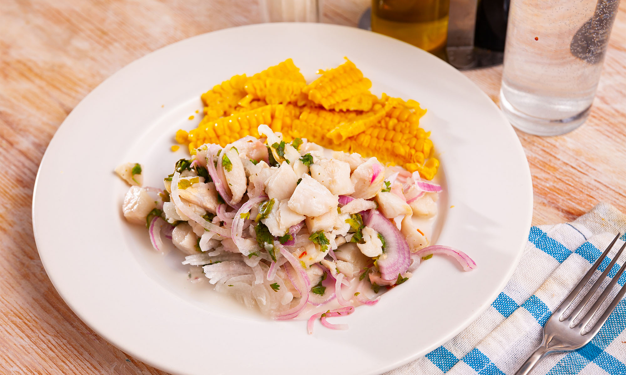 Ceviche, eine Fischspeise der lateinamerikanischen Küche, mit Mais