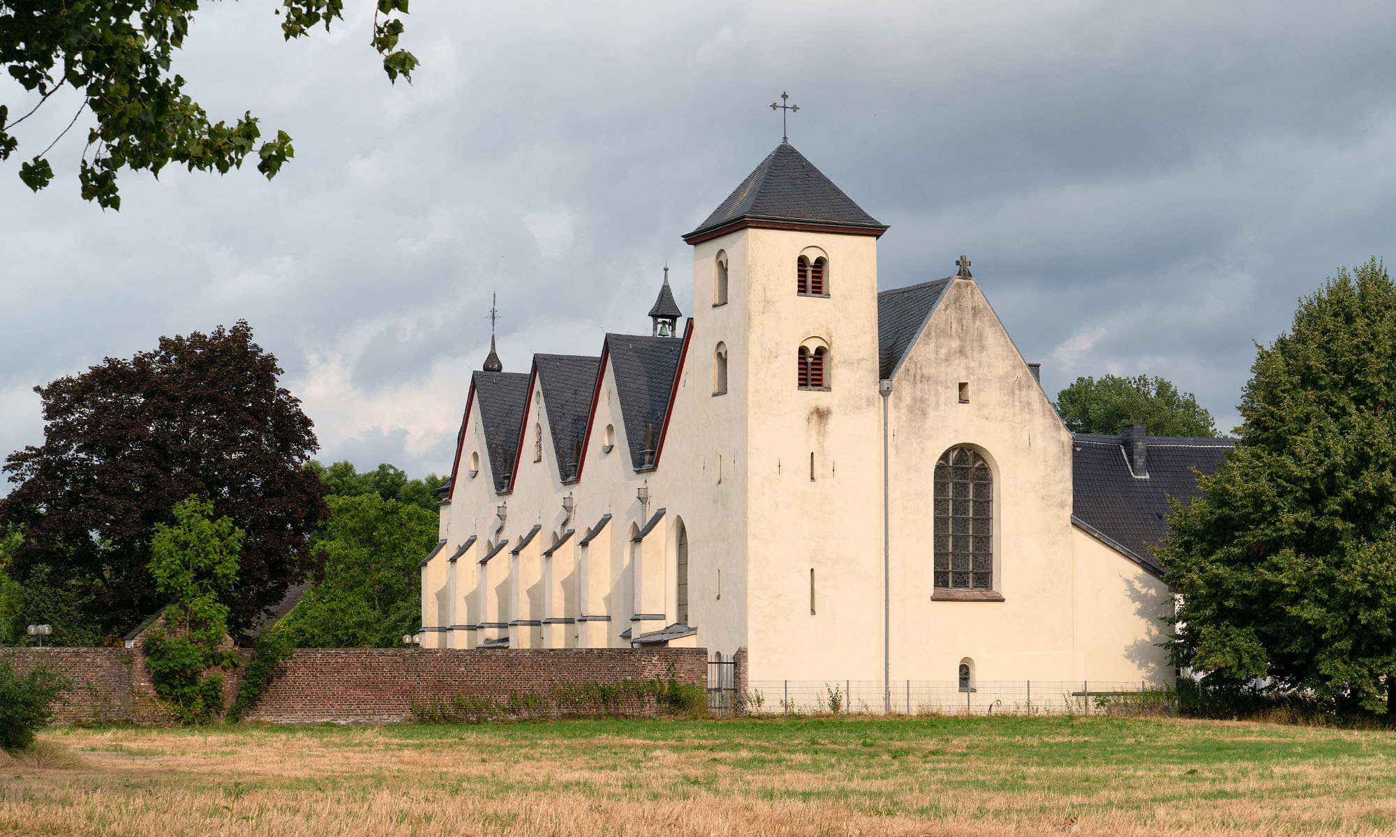 Die romanische Basilika und Pfarrkirche St. Nikolaus in Köln-Dünnwald.