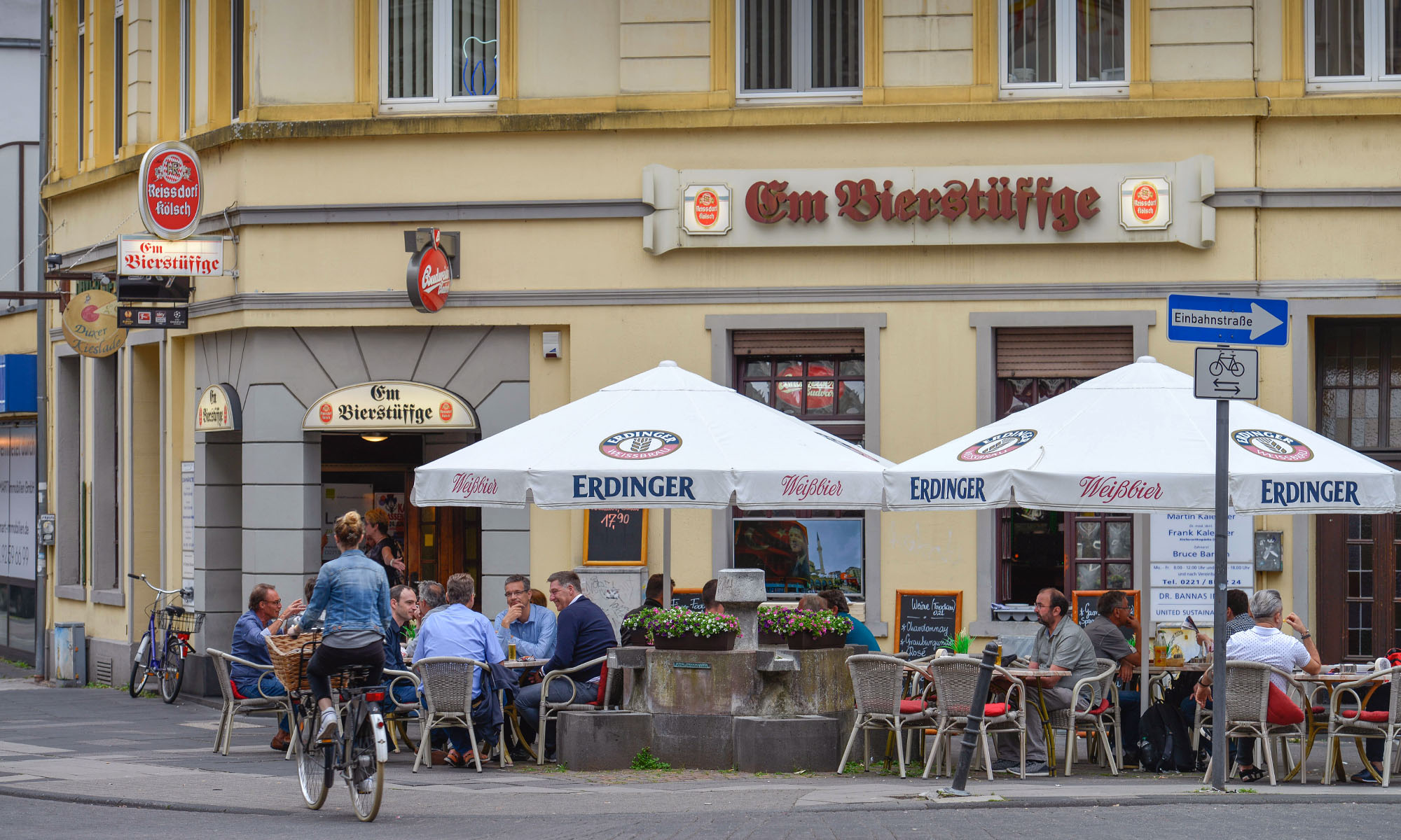 Die Gaststätte "Em Bierstüffge" in Köln-Deutz von außen.