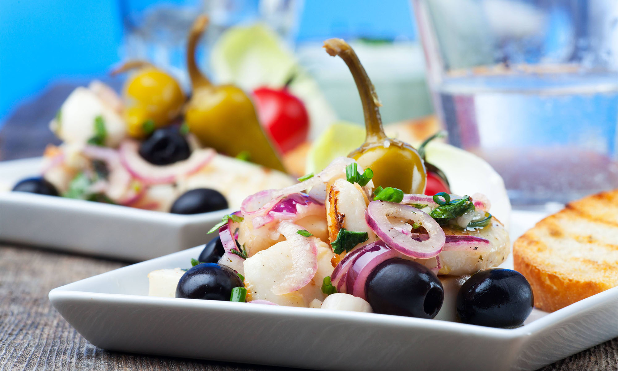 Gambas mediterrane Art mit Zwiebeln, Oliven und Peperoni