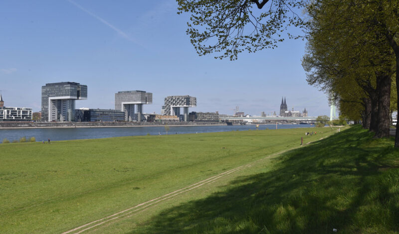 Köln Stadtansicht: Kranhäuser am Rheinauhafen mit Rhein, Kölner Dom und die Poller Wiesen