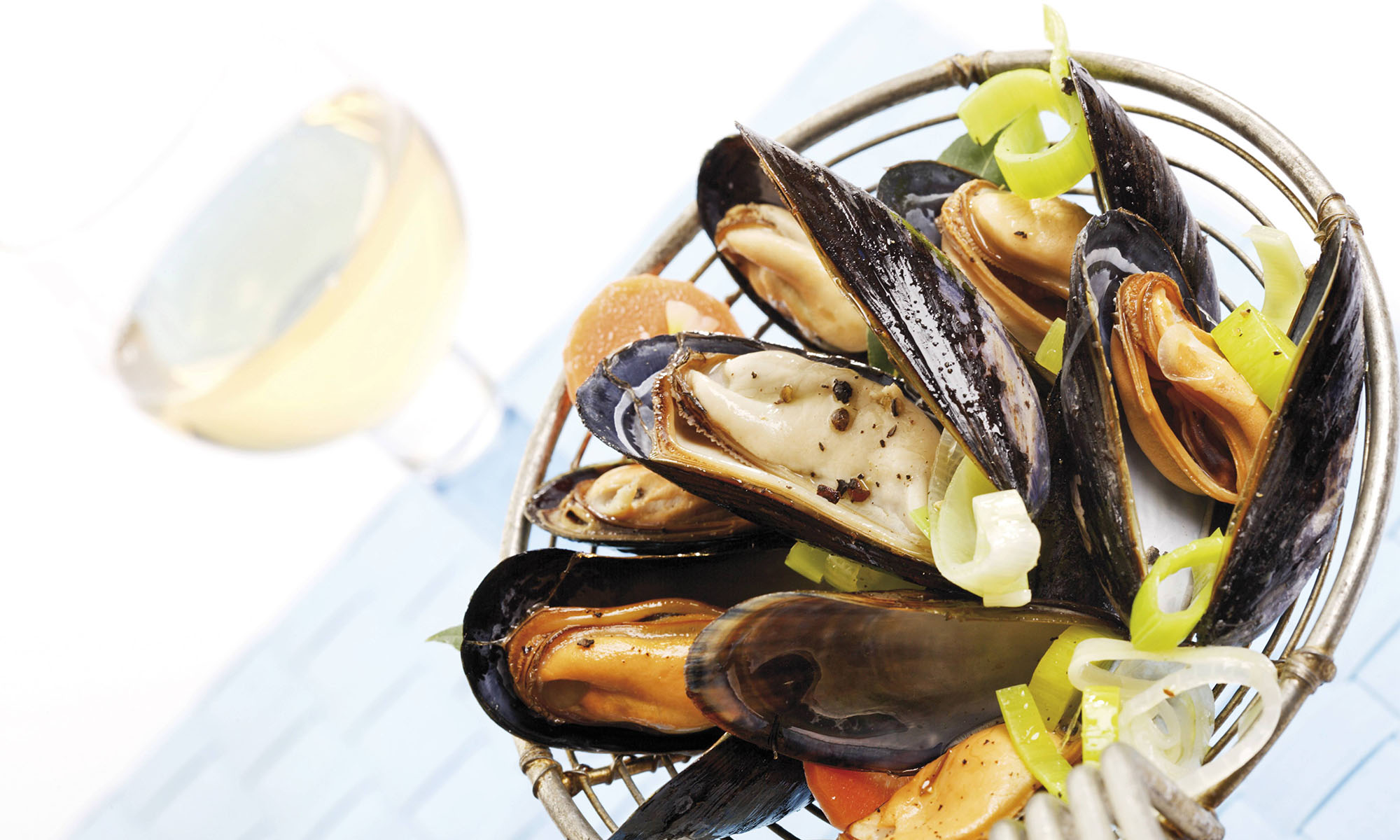 Eine Schöpfkelle voller Miesmuscheln