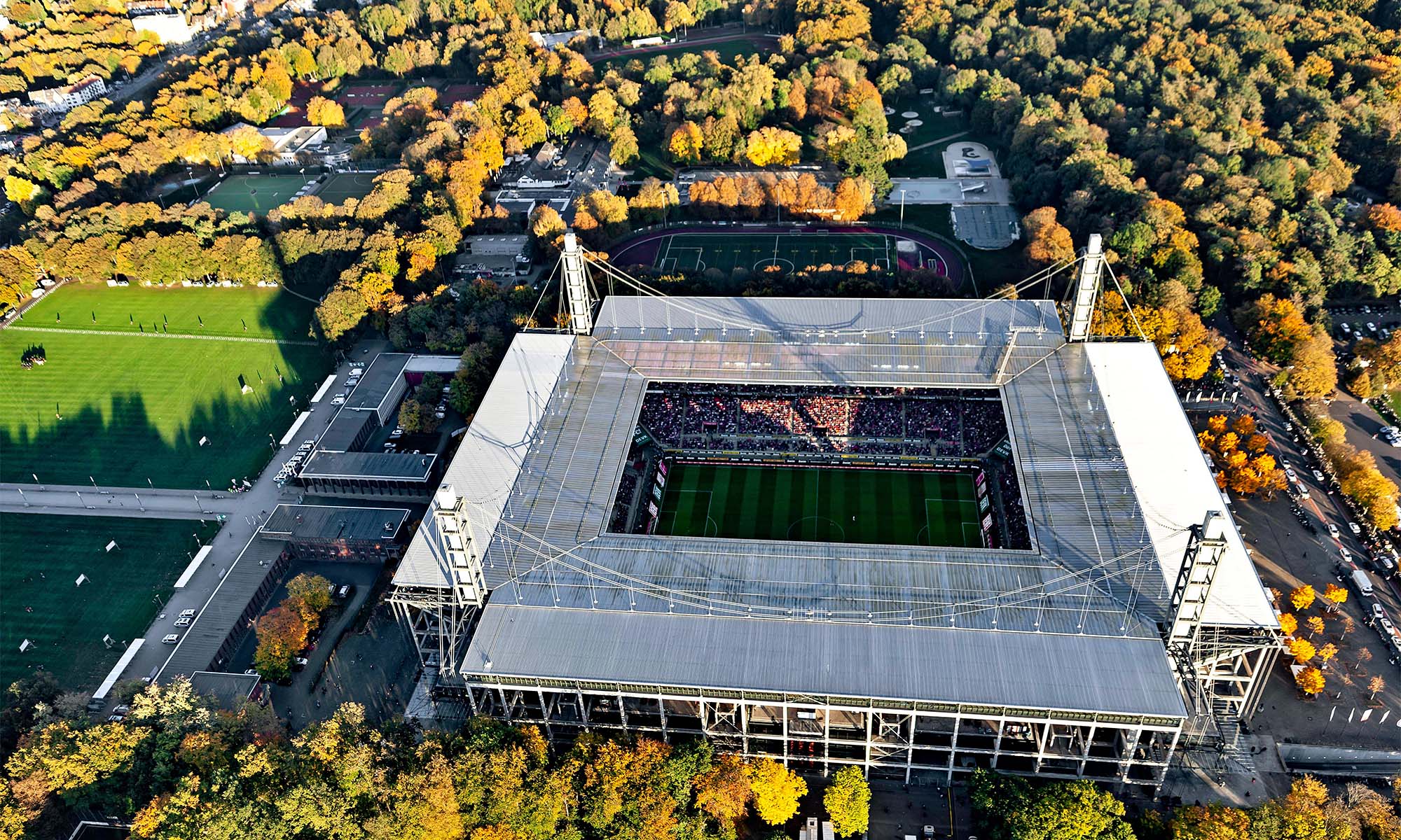Das Rheinenergie-Stadion in Köln-Müngersdorf aus der Luft gesehen.