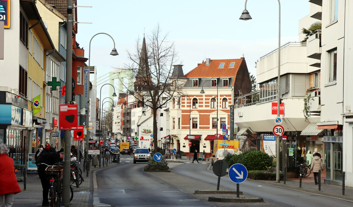 Das Foto zeigt ein denkmalgeschütztes Wohn- und Geschäftshaus an der Hauptstrasse in Köln-Rodenkirchen