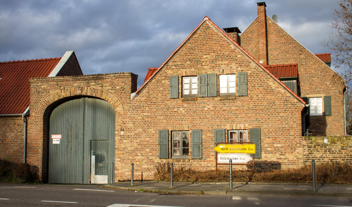 Das Foto zeigt die Fassade des Johanneshof in Köln-Rondorf.