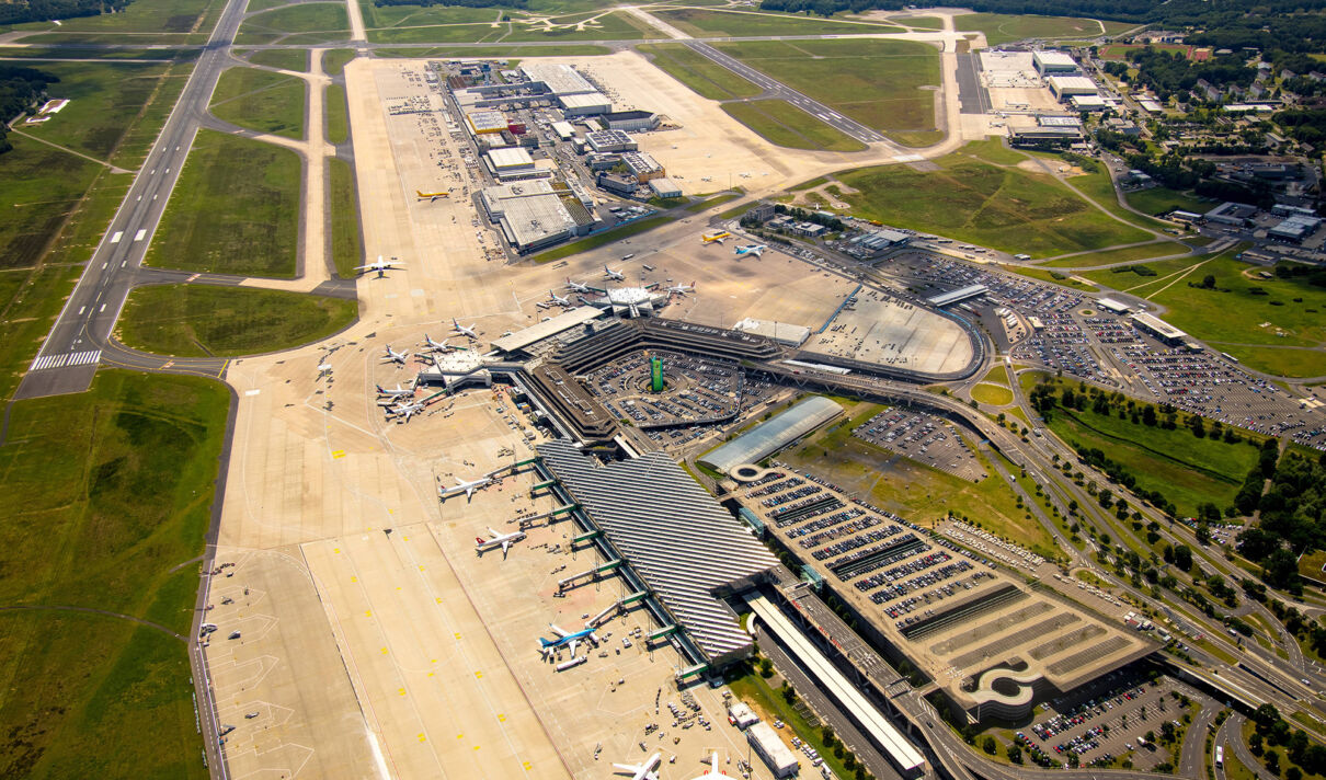 Luftbild vom Flughafen Köln Bonn Konrad Adenauer mit Abfertigungsgebäuden und Startbahn und Landebahn im Stadtteil Grengel.