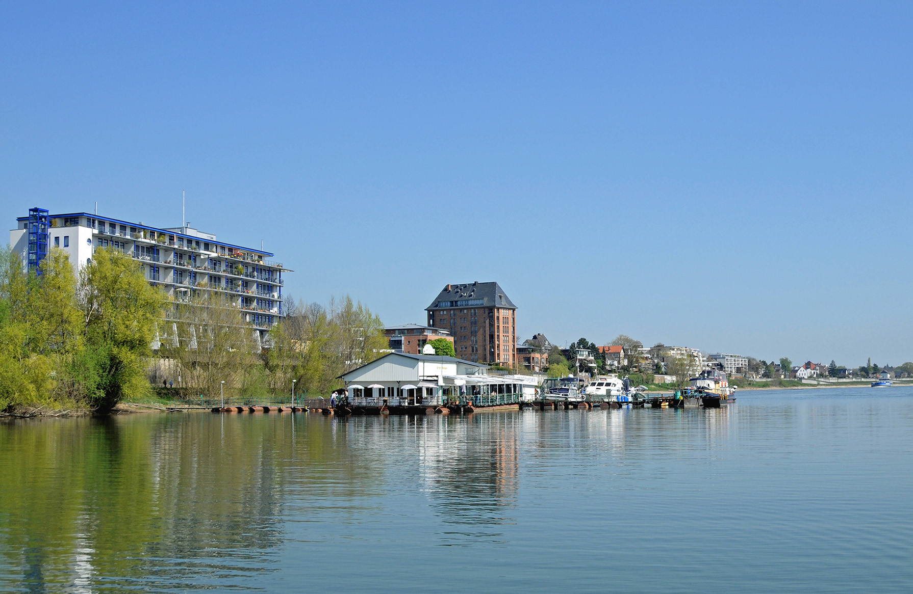 Das Foto zeigt den Sürther Bootshafen am Rhein in Köln.