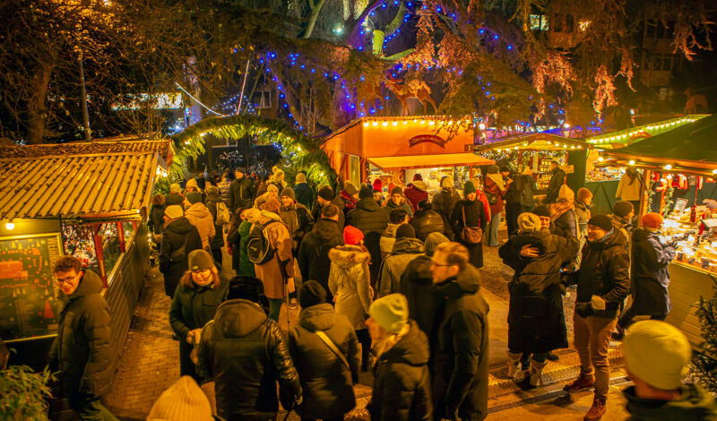 Besucher auf dem Weihnachtsamarkt am Stadtgarten