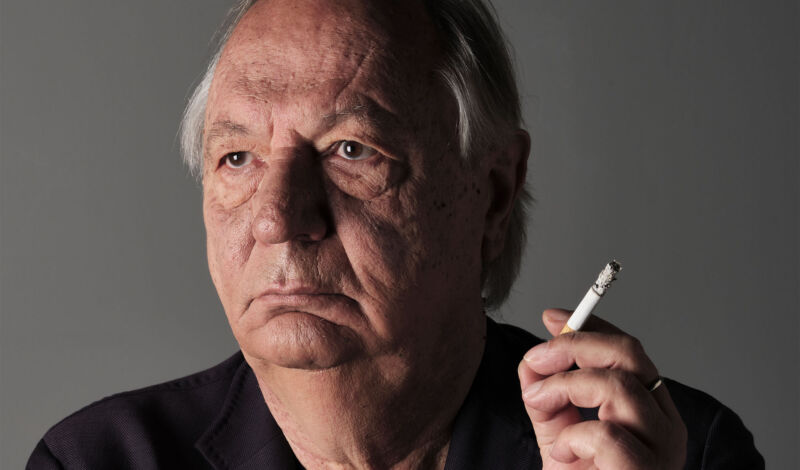 Wilfried Schmcikler im Portät, wie er eine Zigarette hält