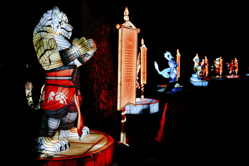 Leuchtende Figur während China Lights im Kölner Zoo