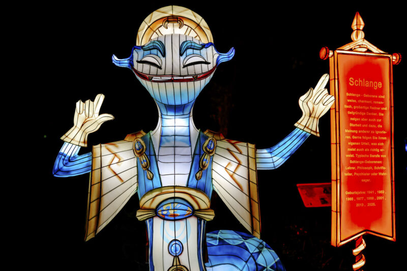Leuchtende Figur während China Lights im Kölner Zoo