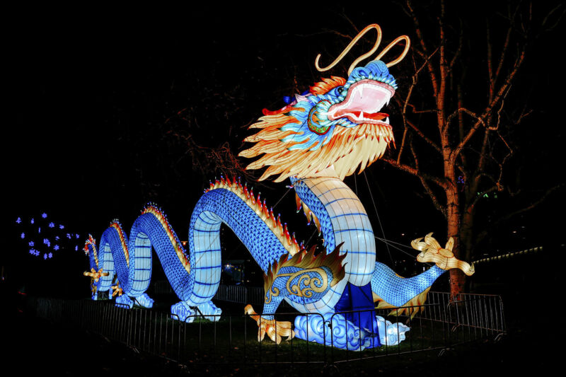 Leuchtende Figur während China Lights im Kölner Zoo