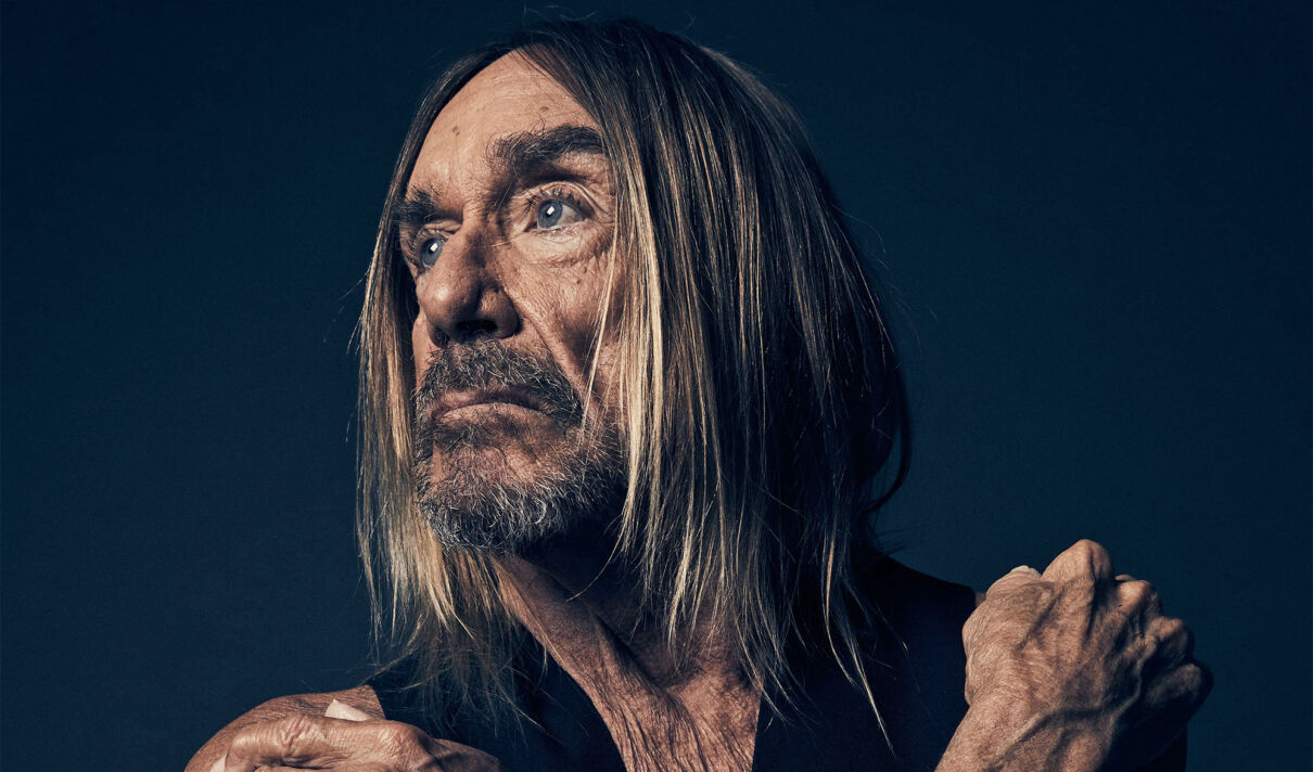 Ein Porträt des Rockmusikers Iggy Pop vor einem dunkeln Hintergrund