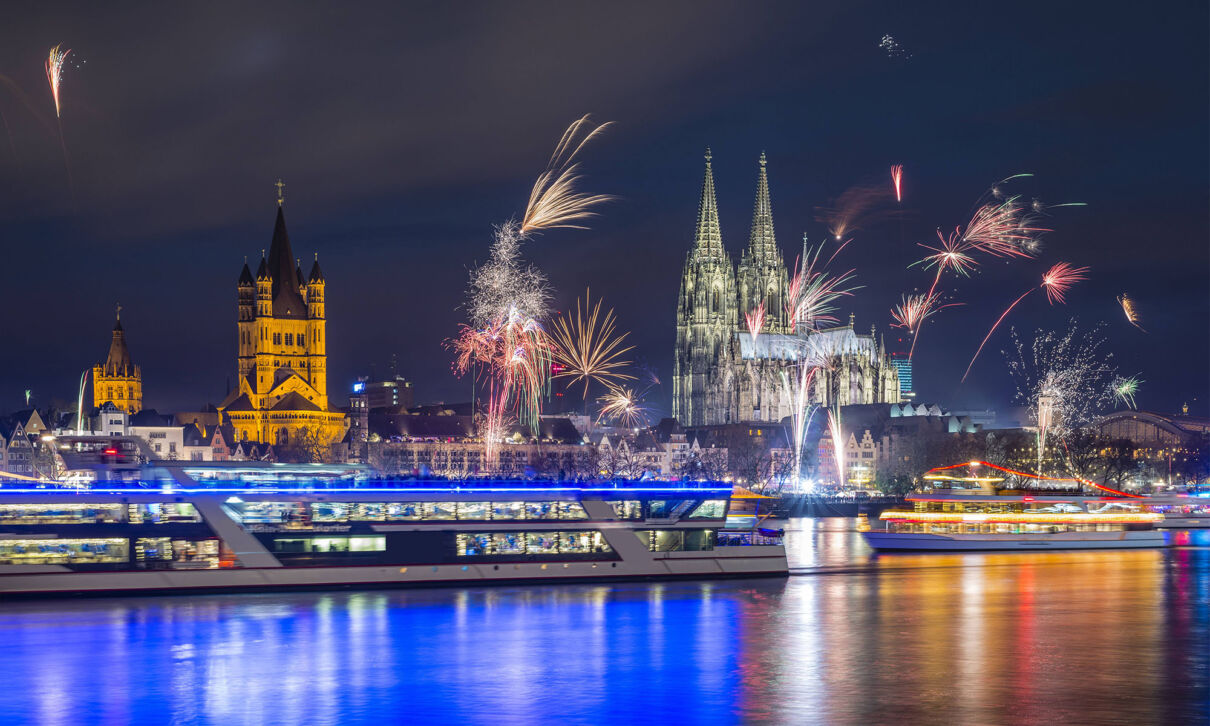 Feuerwerk in der Silvesternacht vor der Kulisse der Kölner Altstadt