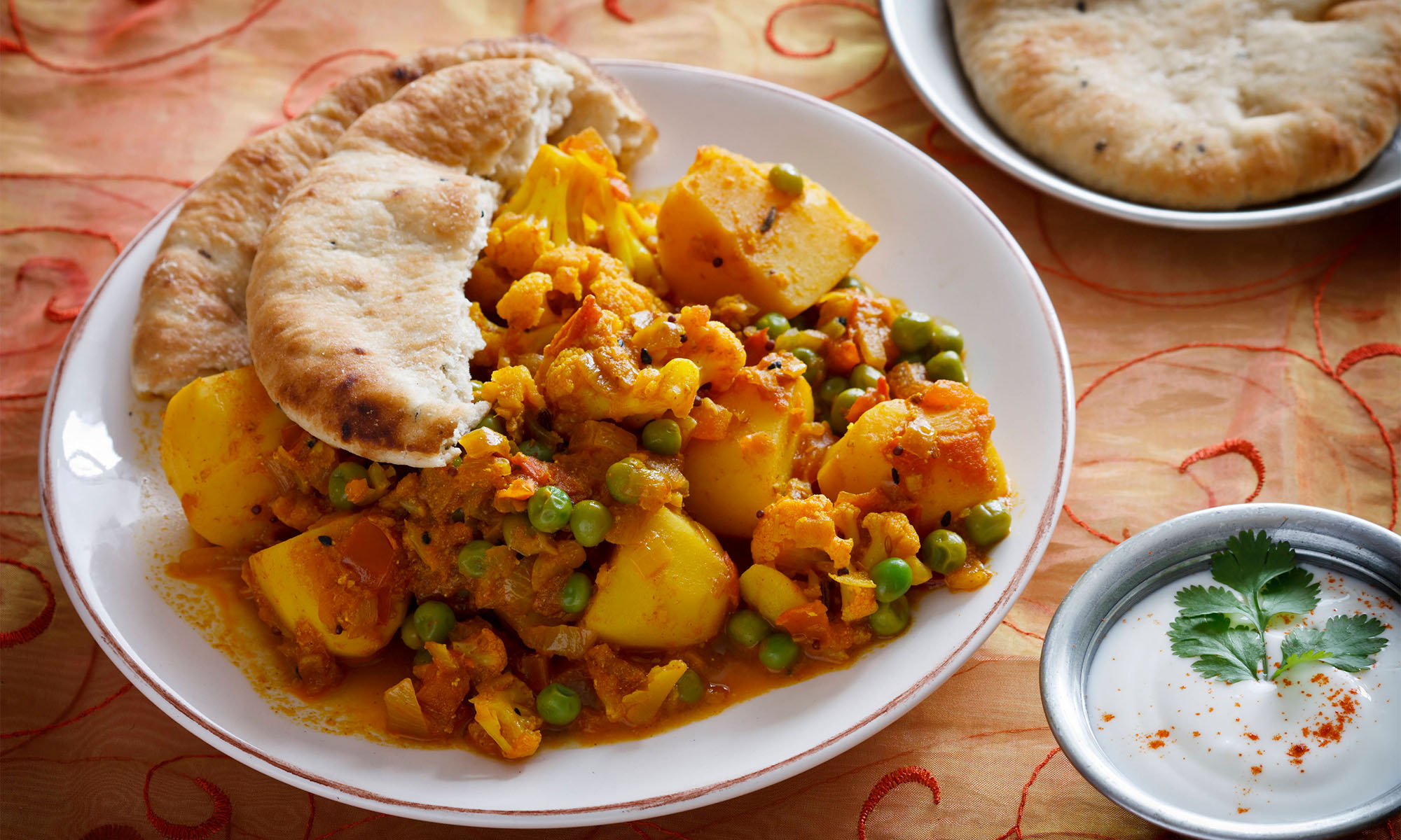 Ein indisches Curry mit Kartoffeln, Erbsen und anderem Gemüse