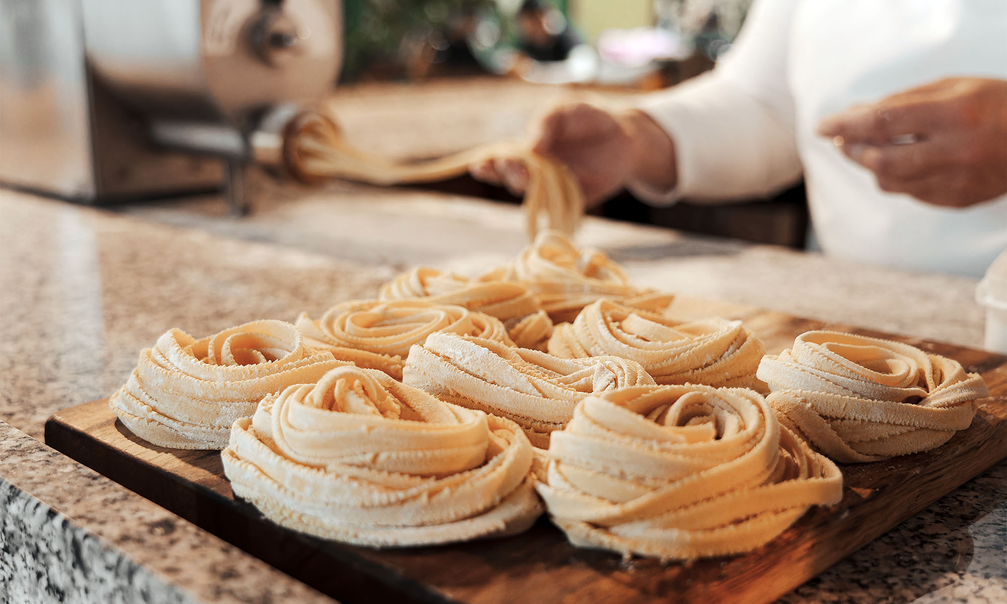 Selbstgemachte Pasta Tagliatelle liegen auf einer Arbeitsfläche