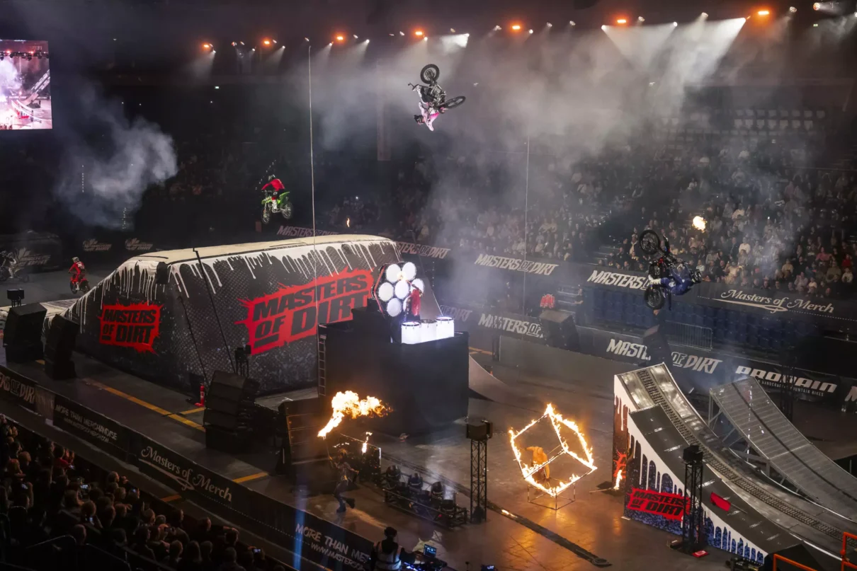 Motorräder fliegen bei Masters of Dirt durch die Halle der Lanxess-Arena