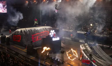 Motorräder fliegen bei Masters of Dirt durch die Halle der Lanxess-Arena