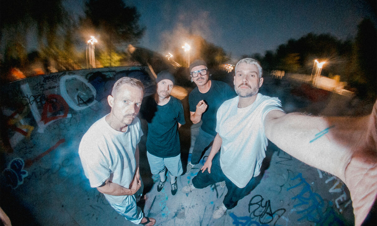 Die Musiker der Band H-Blockx machen ein Blitzlichtselfie