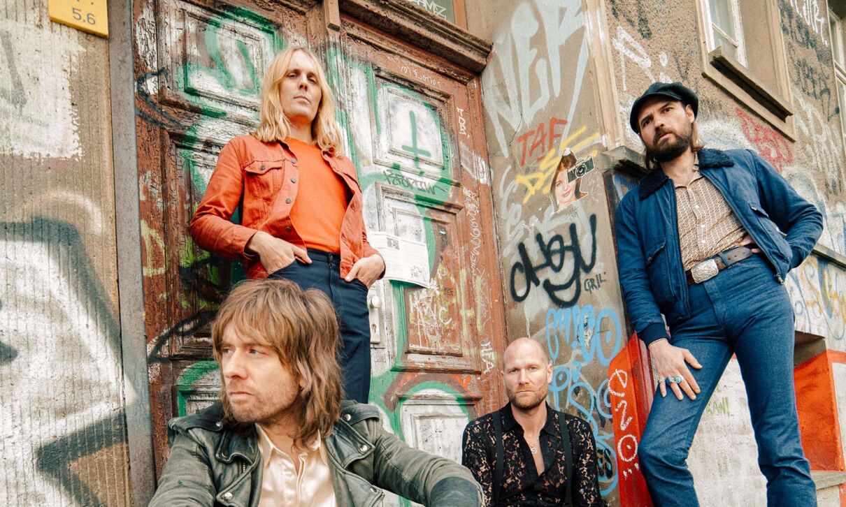Die vier Musiker der Berliner Band Kadavar stehen vor einem Altbau.