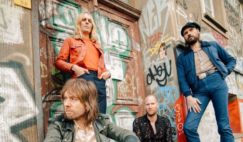 Die vier Musiker der Berliner Band Kadavar stehen vor einem Altbau.
