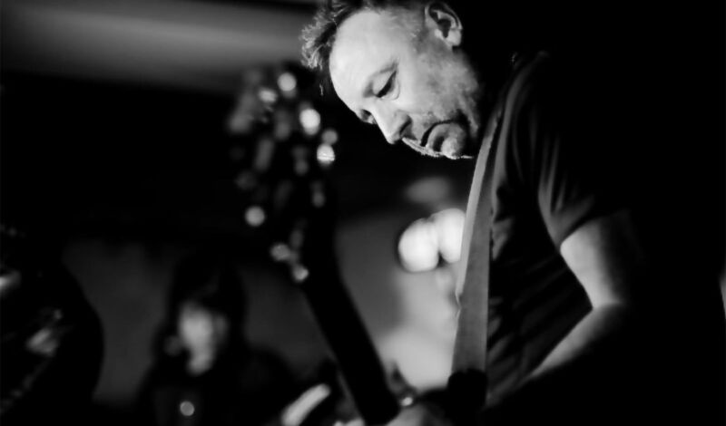 Der britische Bassist Peter Hook in einem Schwarz-Weiß-Foto