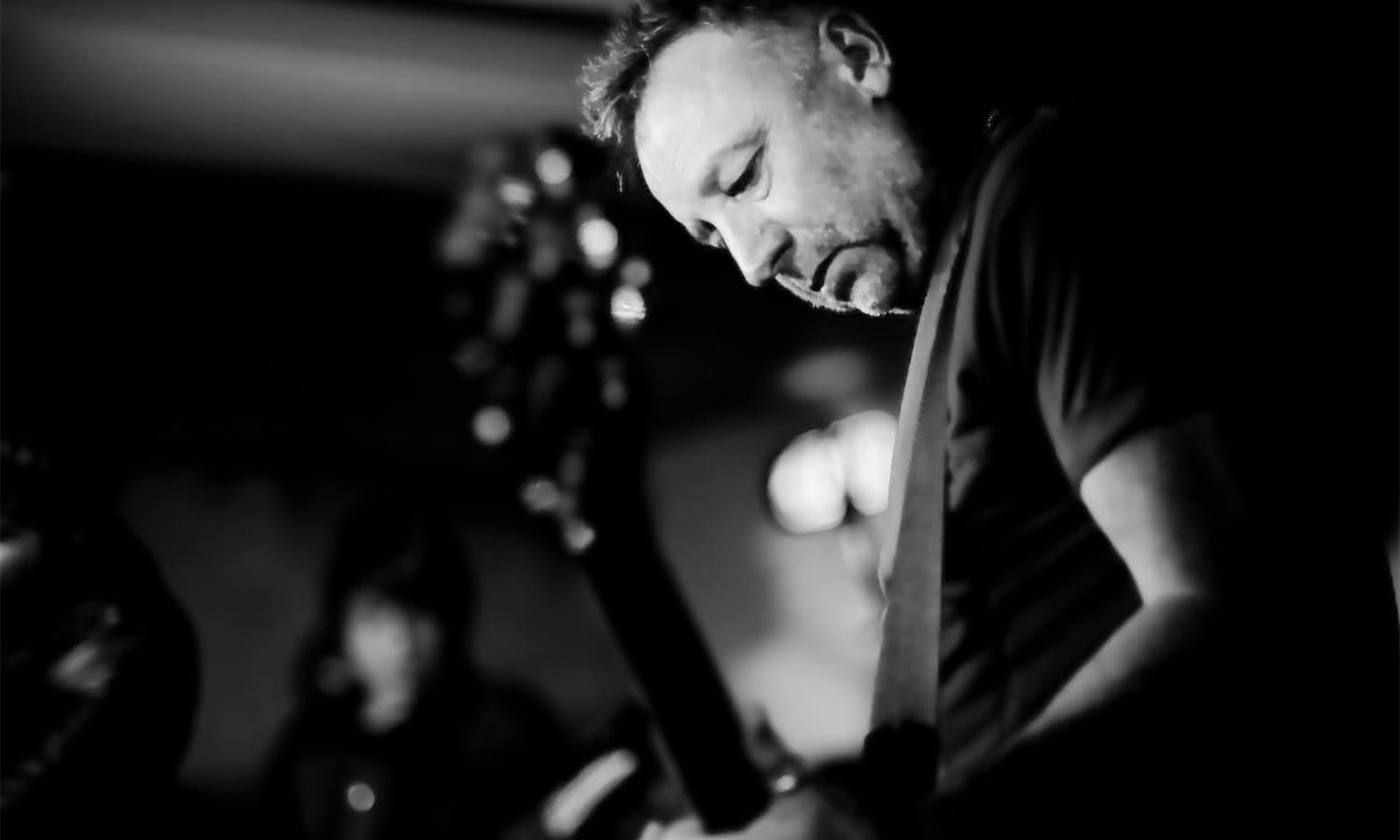 Der britische Bassist Peter Hook in einem Schwarz-Weiß-Foto