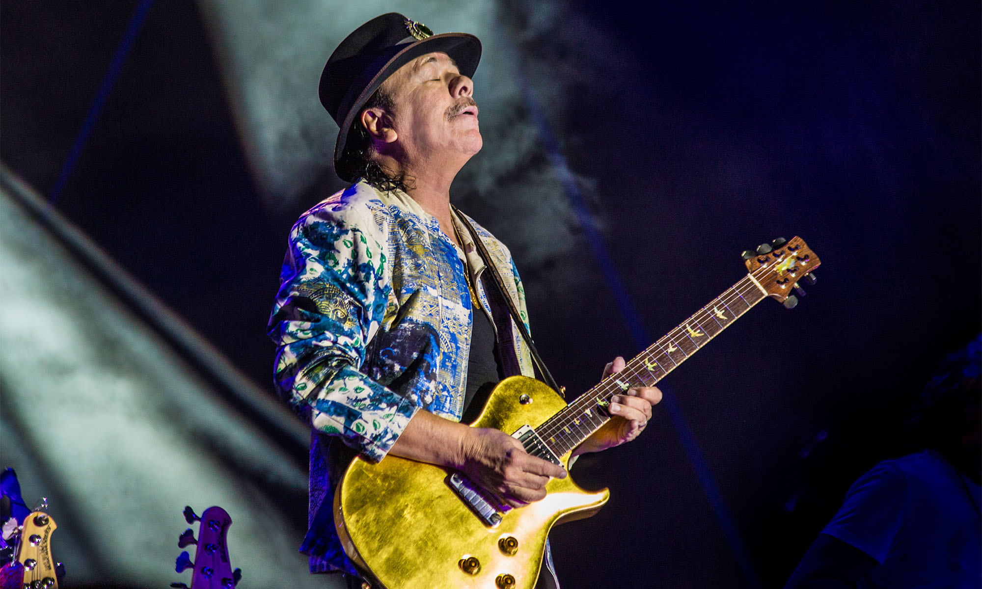 Der Gitarrist Carlos Santana spielt sein Instrument während eines Konzertes.