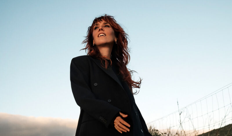 Die französische Sängerin Zaz in einer schwarzen Jacke.